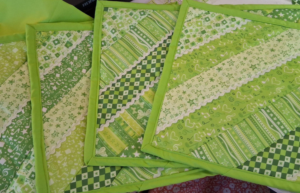 The Garden Path Table Set - Placemats and Potholders